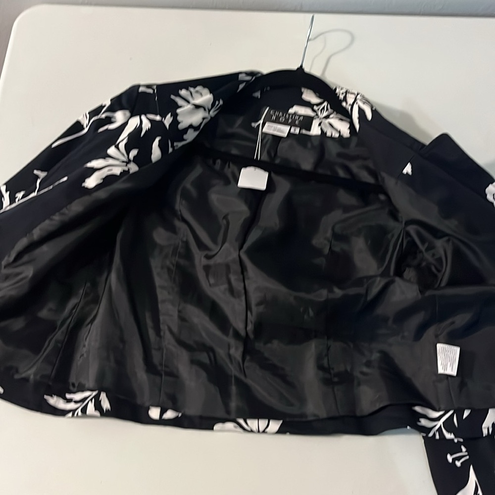 Christina Hope Black and White Floral Blazer - Picture 6 of 10